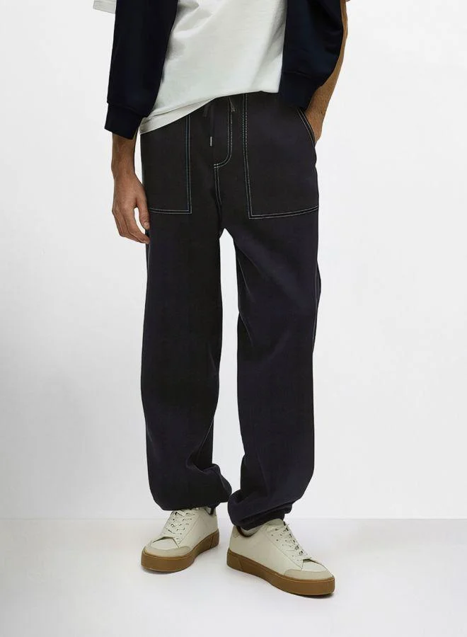 Men Relaxed Fit Solid Patch Pocket Mid-Rise Jeans